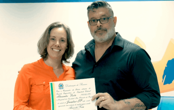 Viviane Rasera, representante do Hospital São Vicente, ao lado do deputado federal com pedido de emenda