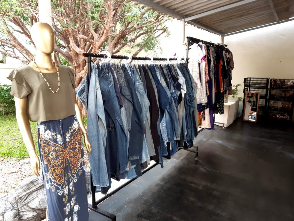 roupas novas são comercializadas em bazar do voluntariado roupas novas são comercializadas em bazar do voluntariado