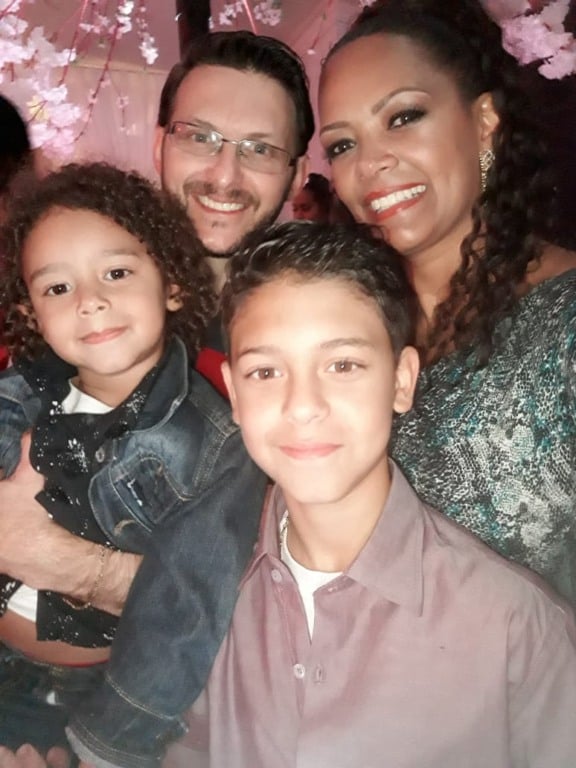 menino se emociona quando irmão diz que o primeiro pedaço do bolo é dele