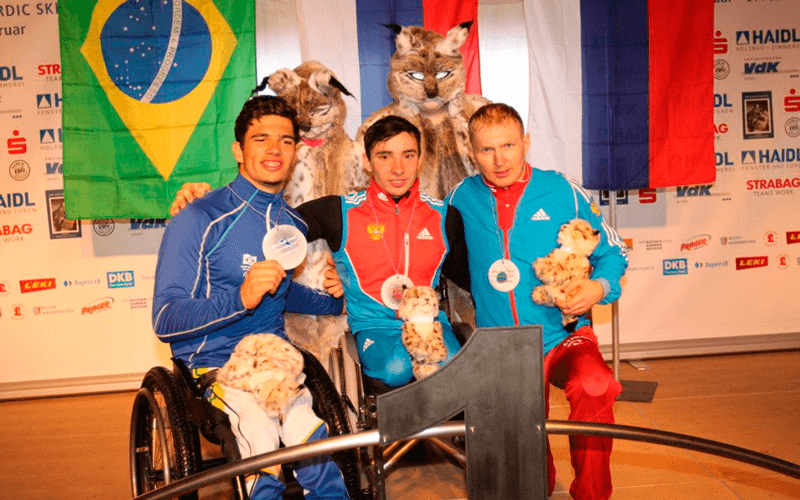 Cristian ocupa pódio com outros atletas