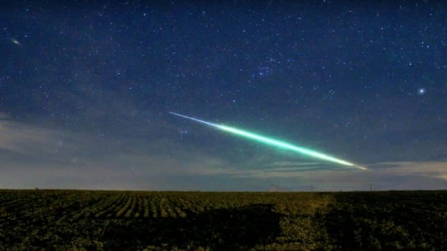 Bola de Fogo é registrada por um fotógrafo cruzando o céu na divisa São Paulo-Paraná