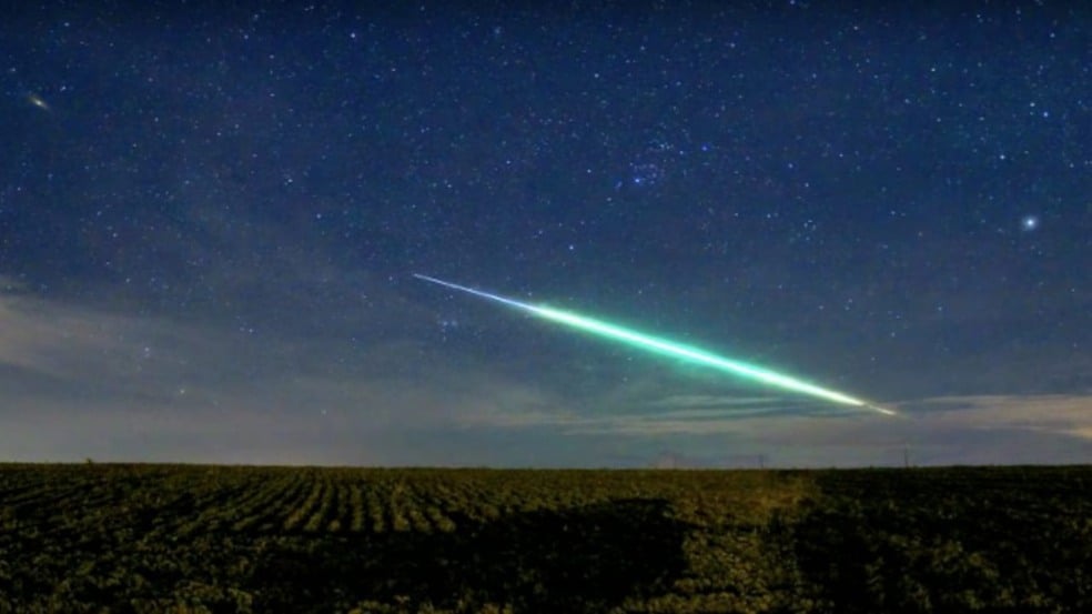 Bola de Fogo é registrada por um fotógrafo cruzando o céu na divisa São Paulo-Paraná