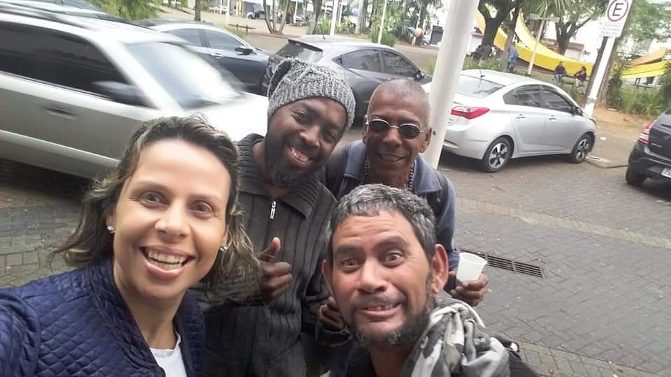 Foto de mulher com três homens