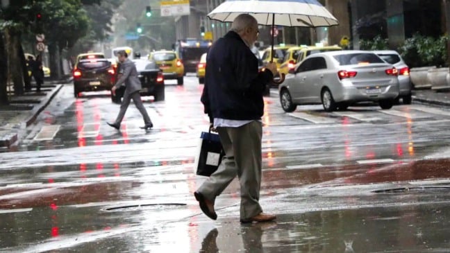 Homem com guarda-chuva