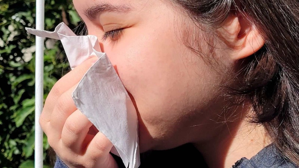 Menina limpando o nariz. Menina limpando o nariz.