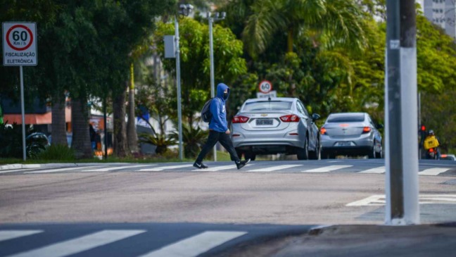 Pessoa agasalhada para enfrentar frio intenso em Jundiaí.