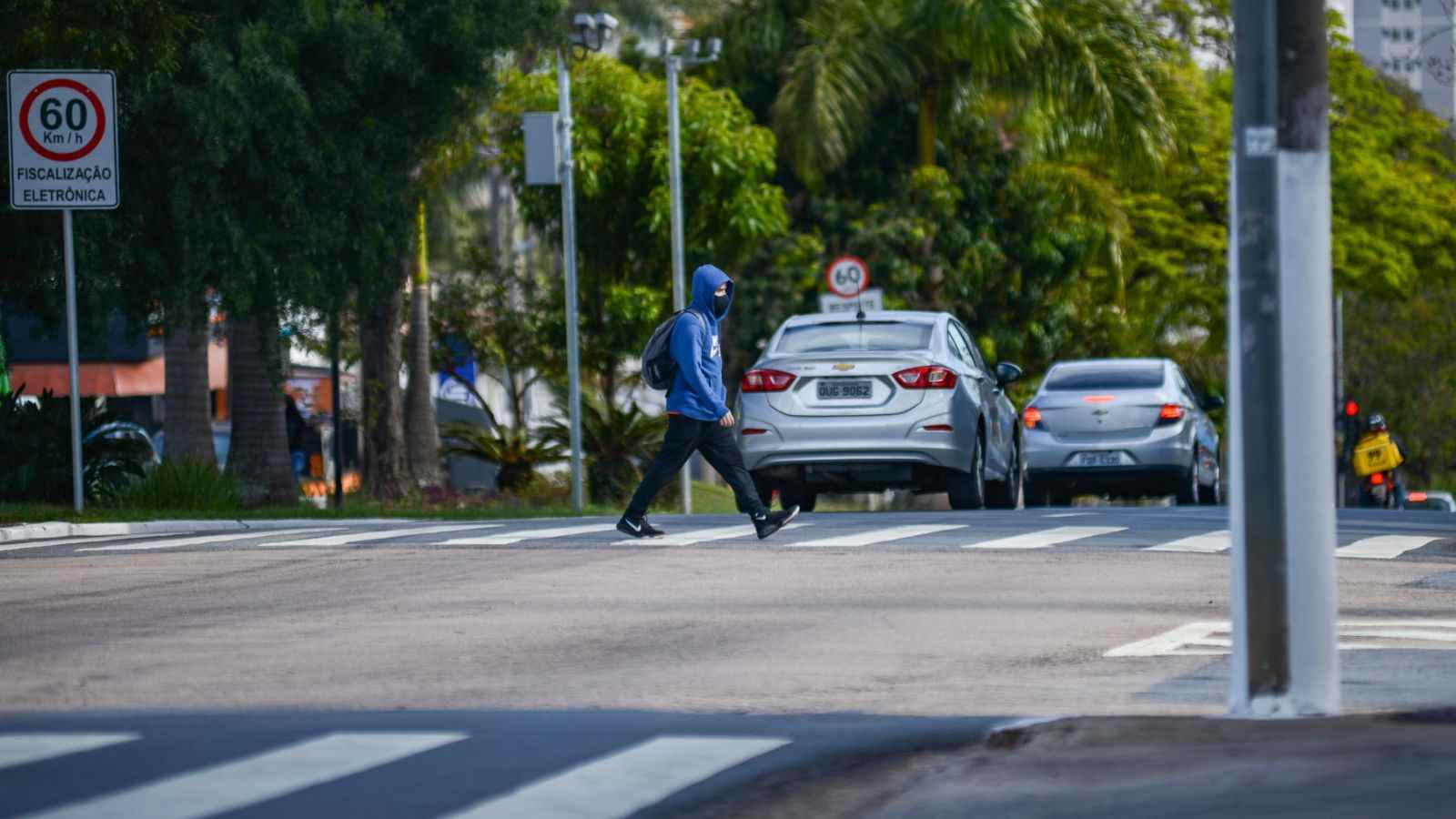 Pessoa agasalhada para enfrentar frio intenso em Jundiaí.