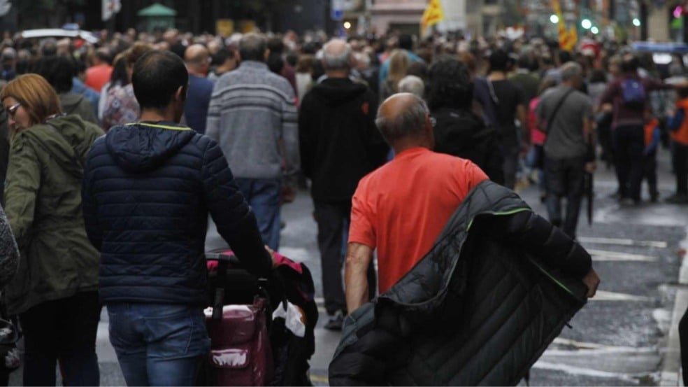 Pessoas agasalhadas em via pública.