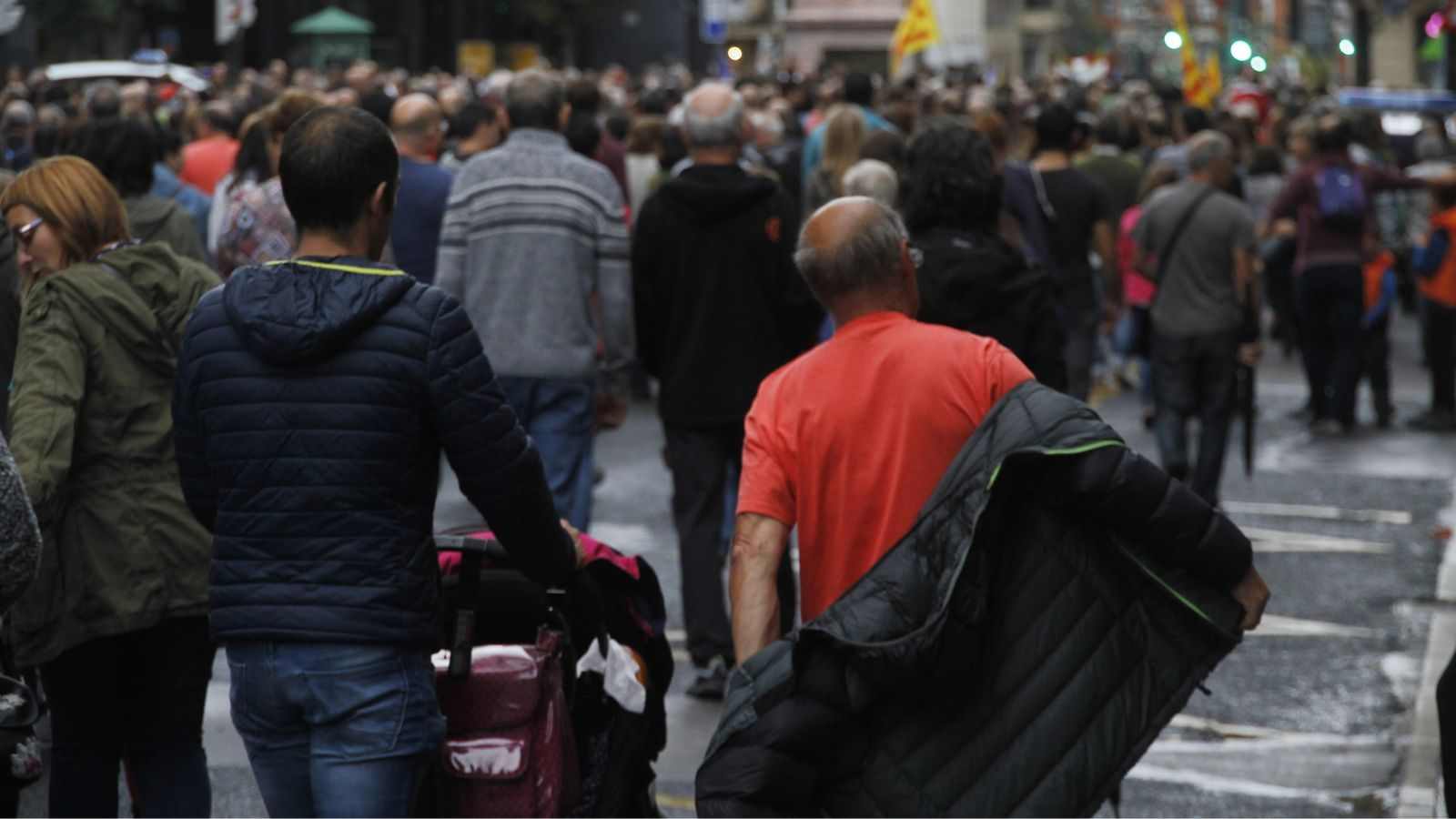 Pessoas agasalhadas em via pública.