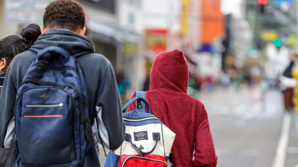 Pessoas agasalhadas.