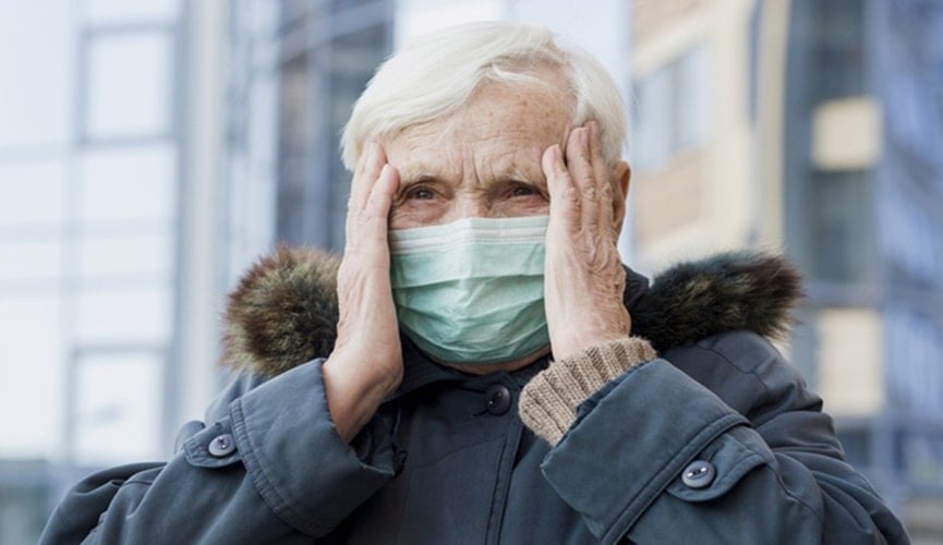 Foto de idoso com máscara cirúrgica