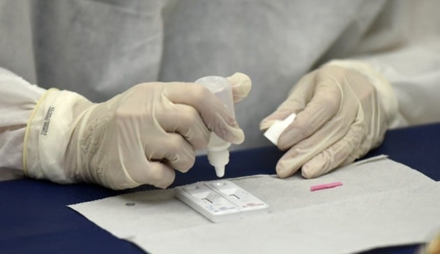 Foto de manipulação de teste rápido