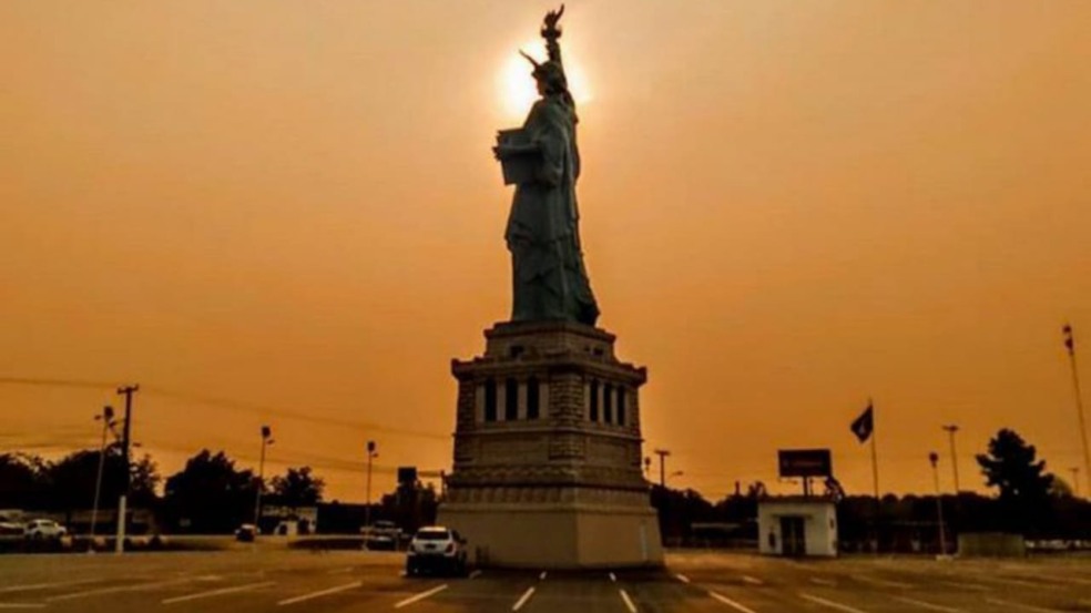 Imagem de Rio Grande do Sul com céu laranja por causa das queimadas no norte do país.