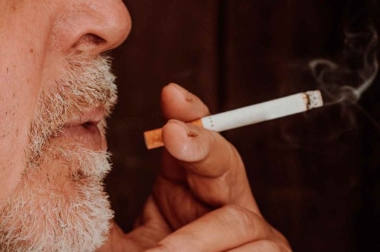 Close de um homem fumando cigarro
