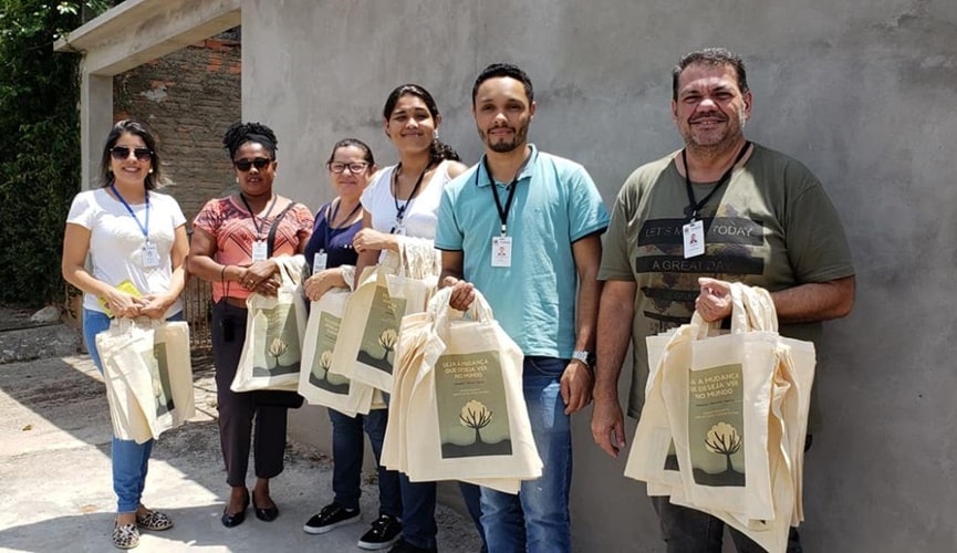 Profissionais em campanha de preservação ambiental Profissionais em campanha de preservação ambiental