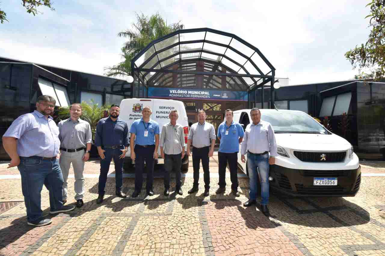 Equipe da Fumas apresenta os novos carros para a equipe do serviço funerário