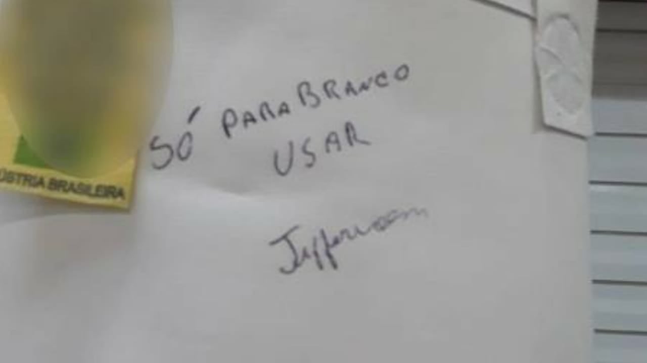 Avental de funcionária com frase racista