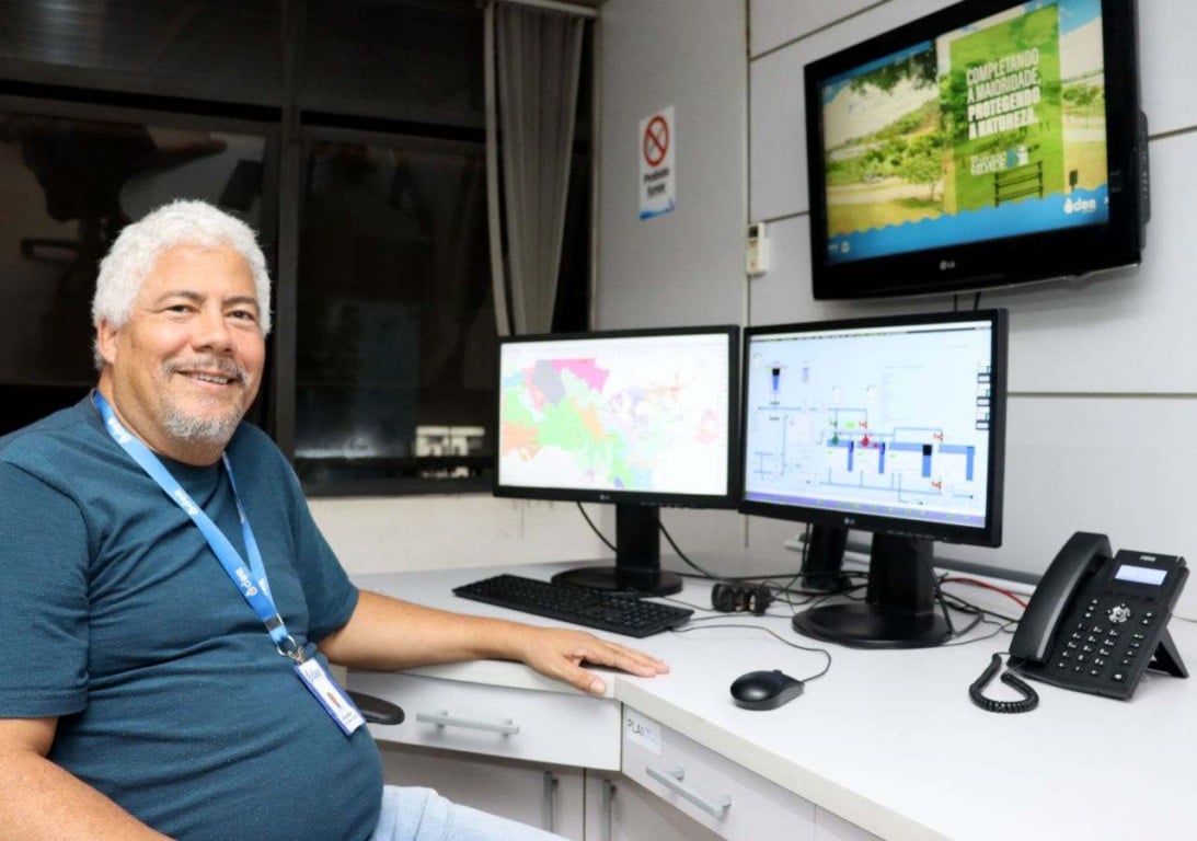 Funcionário da DAE Jundiaí em frente ao computador com gráficos