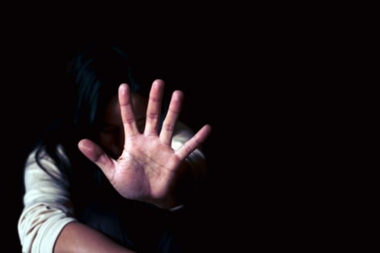 fundo-preto-menina-com-a-palma-da-mao