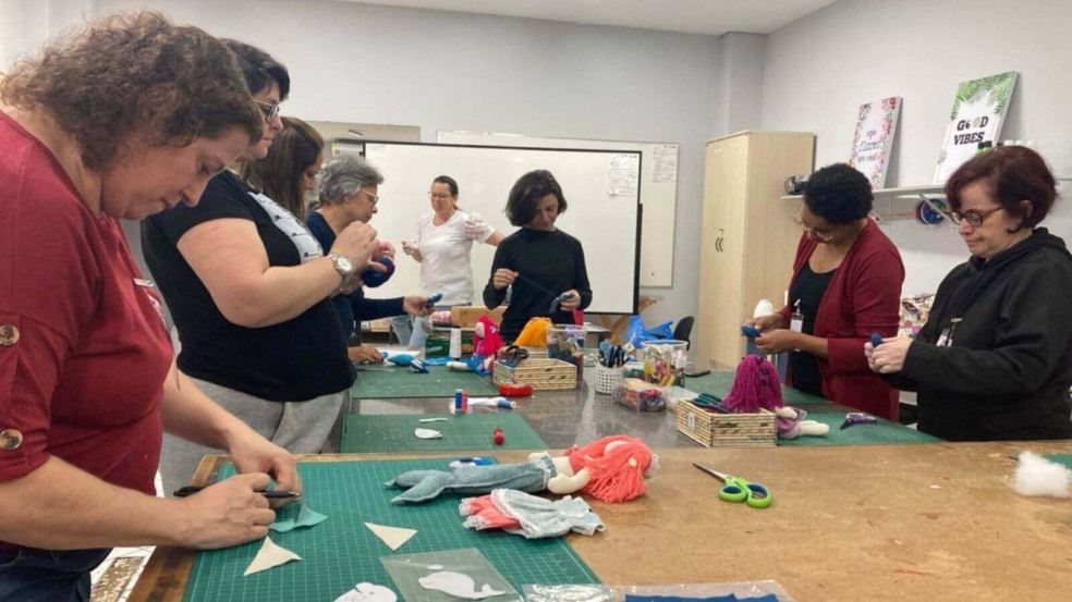 Mulheres em sala de artesanato durante curso no Fundo Social de Jundiaí. Mulheres em sala de artesanato durante curso no Fundo Social de Jundiaí.