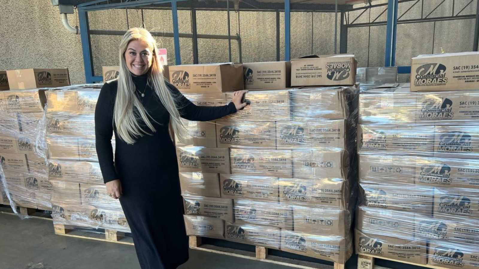 Primeira-dama com o recebimento das cestas básicas.