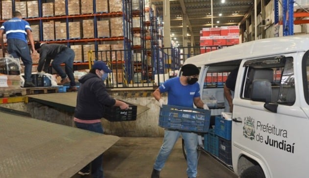 Foto de entrega de doações