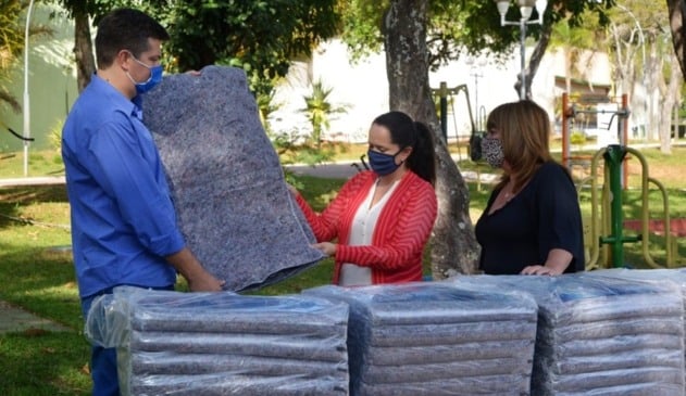 Foto de entrega de cobertores ao Fundo Social de Jundiaí