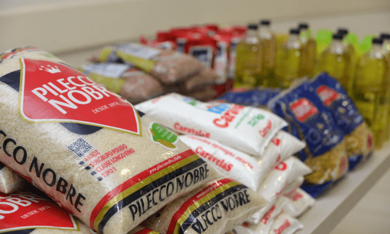 Alimentos não perecíveis em bancada Alimentos não perecíveis em bancada