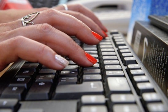 mãos digitando em um teclado de computador