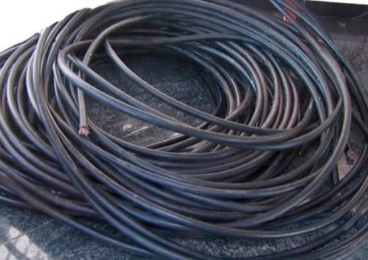 Fios furtados em residência na Vila Progresso. (Foto: Divulgação/GMJ)