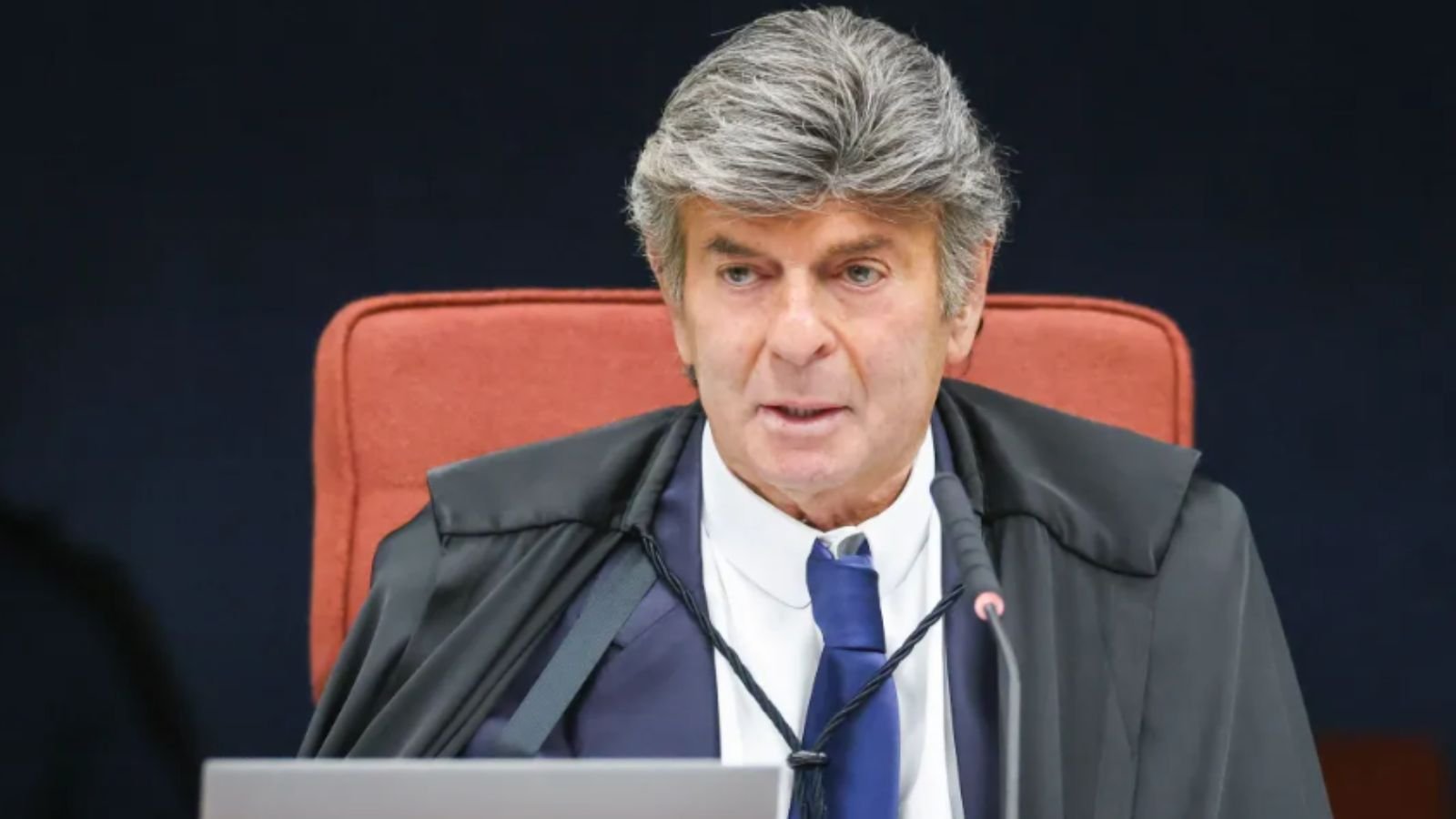 Ministro Luiz Fux, do STF, de toga e gravata azul, fala ao microfone durante sessão no plenário.