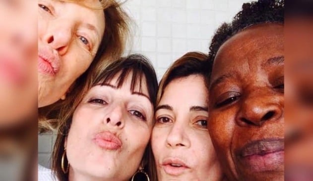 Foto de Marília Gabriela com suas empregadas