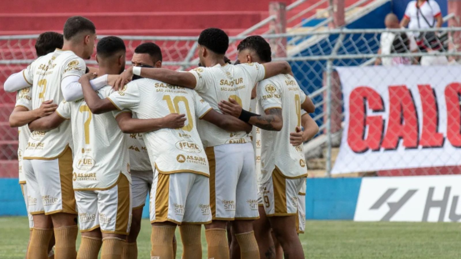 Time do Paulista de Jundiaí em campo.