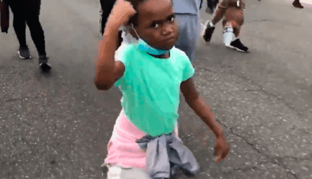 Garotinha negra frita durante ato em Nova York