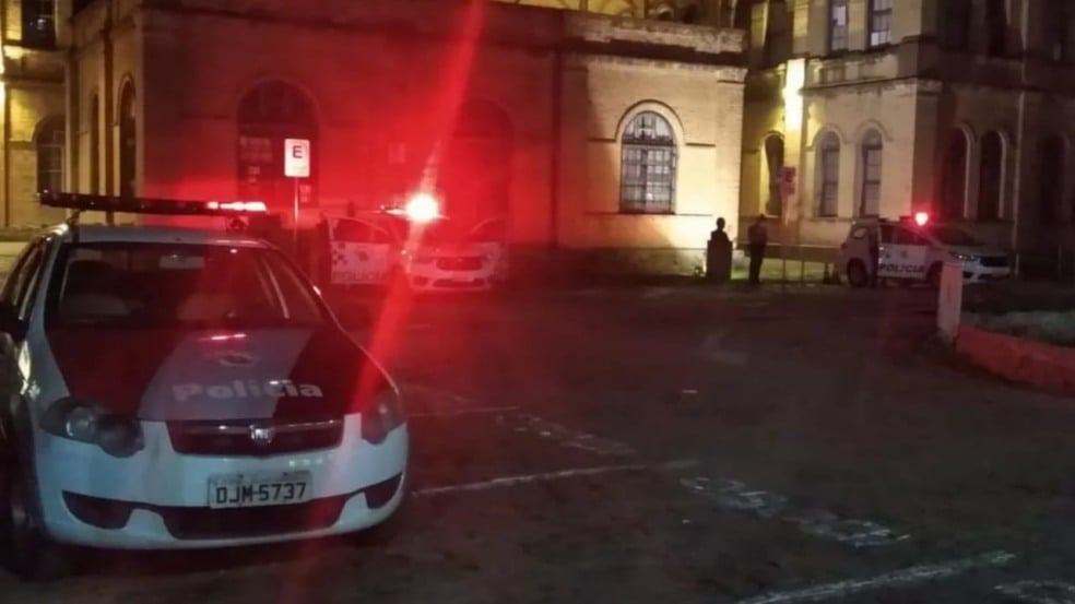 Viatura da Polícia Militar em frente ao Complexo Fepasa em Jundiaí