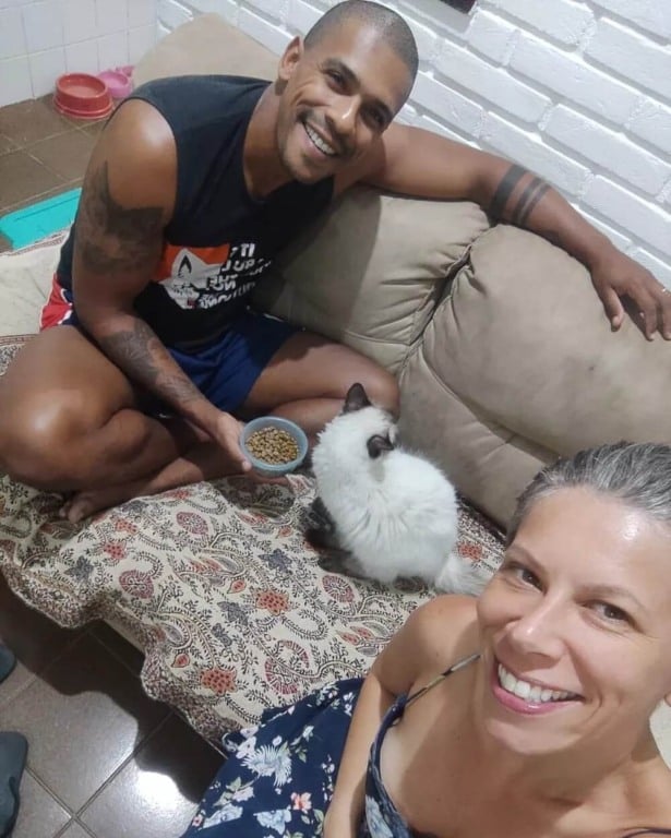 Casal com gatinho