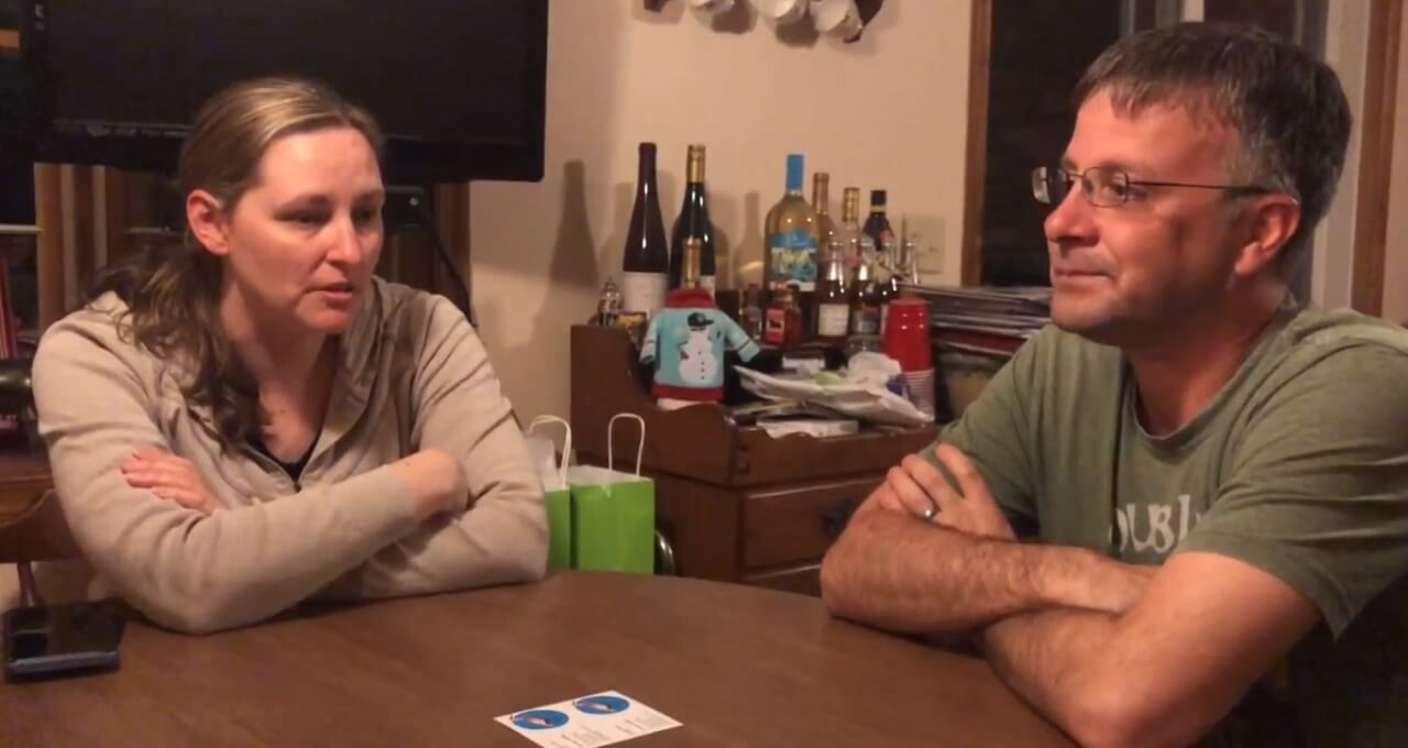 Homem e mulher sentados à mesa