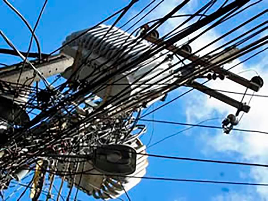 Gato na energia elétrica.