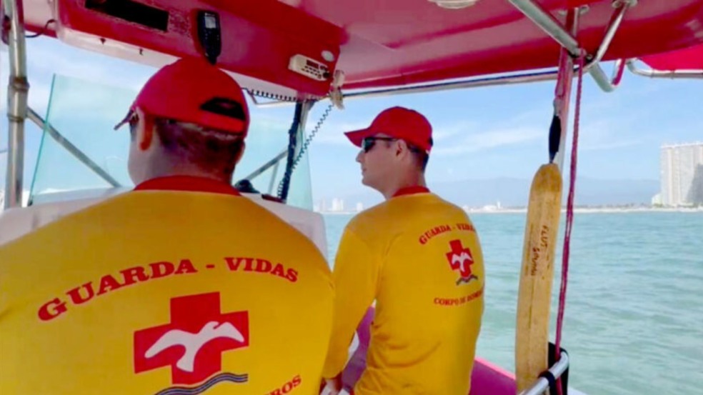 Bombeiros em lancha.