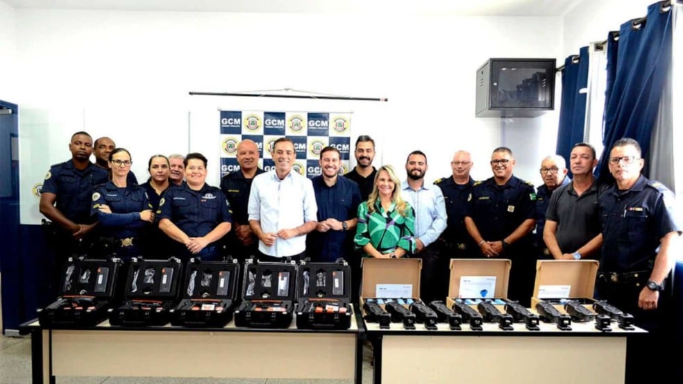 GCM de Várzea Paulista, acompanhada de autoridades varzinas, durante a entrega dos kits. GCM de Várzea Paulista, acompanhada de autoridades varzinas, durante a entrega dos kits.