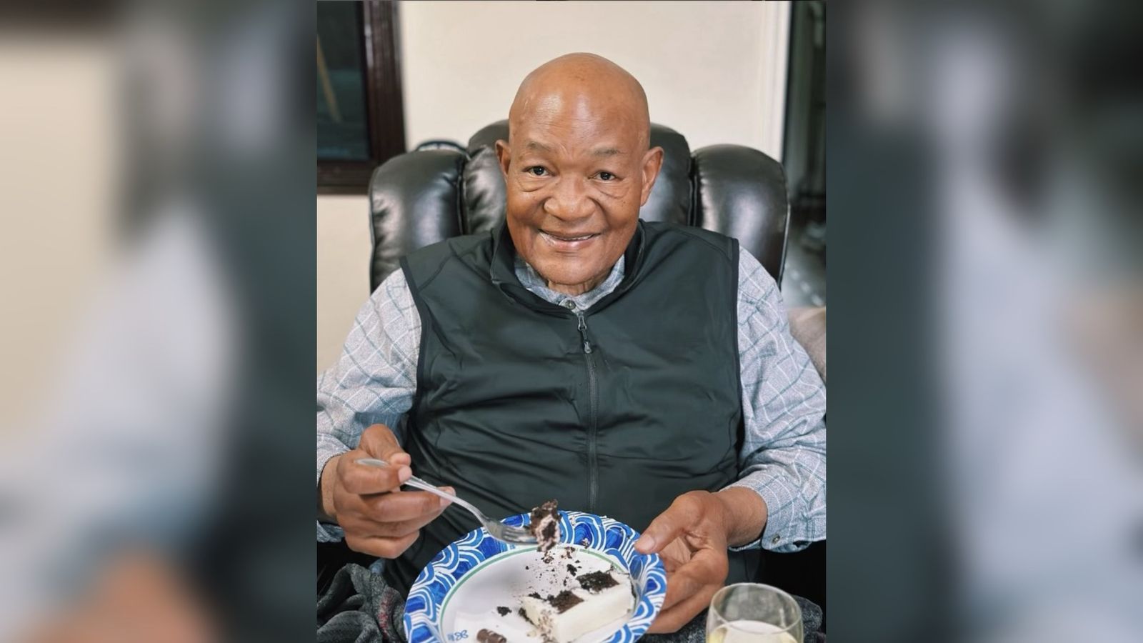 George Foreman comendo bolo.