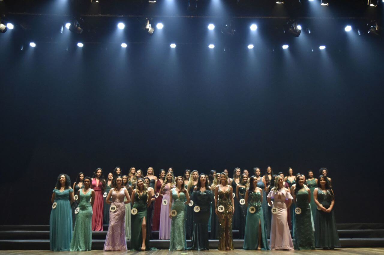 As 42 candidatas finalistas se apresentaram no palco do Polytheama, enaltecendo a Festa da Uva e encantando o público