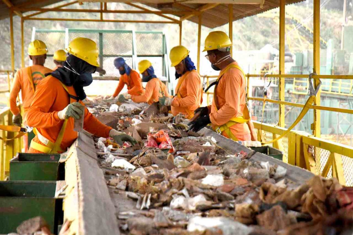 Trabalhadores fazem a separação do entulho na esteira do Geresol