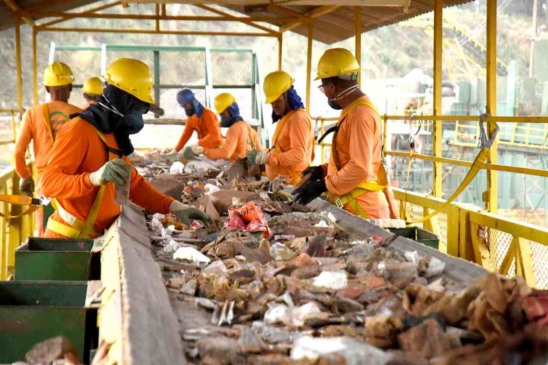 Trabalhadores fazem a separação do entulho na esteira do Geresol