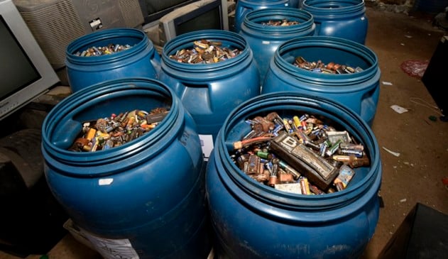 Foto de recipientes com baterias