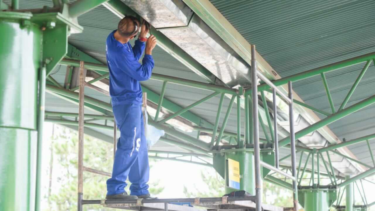 Equipe de Transporte troca estrutura de calhas no Terminal Cecap