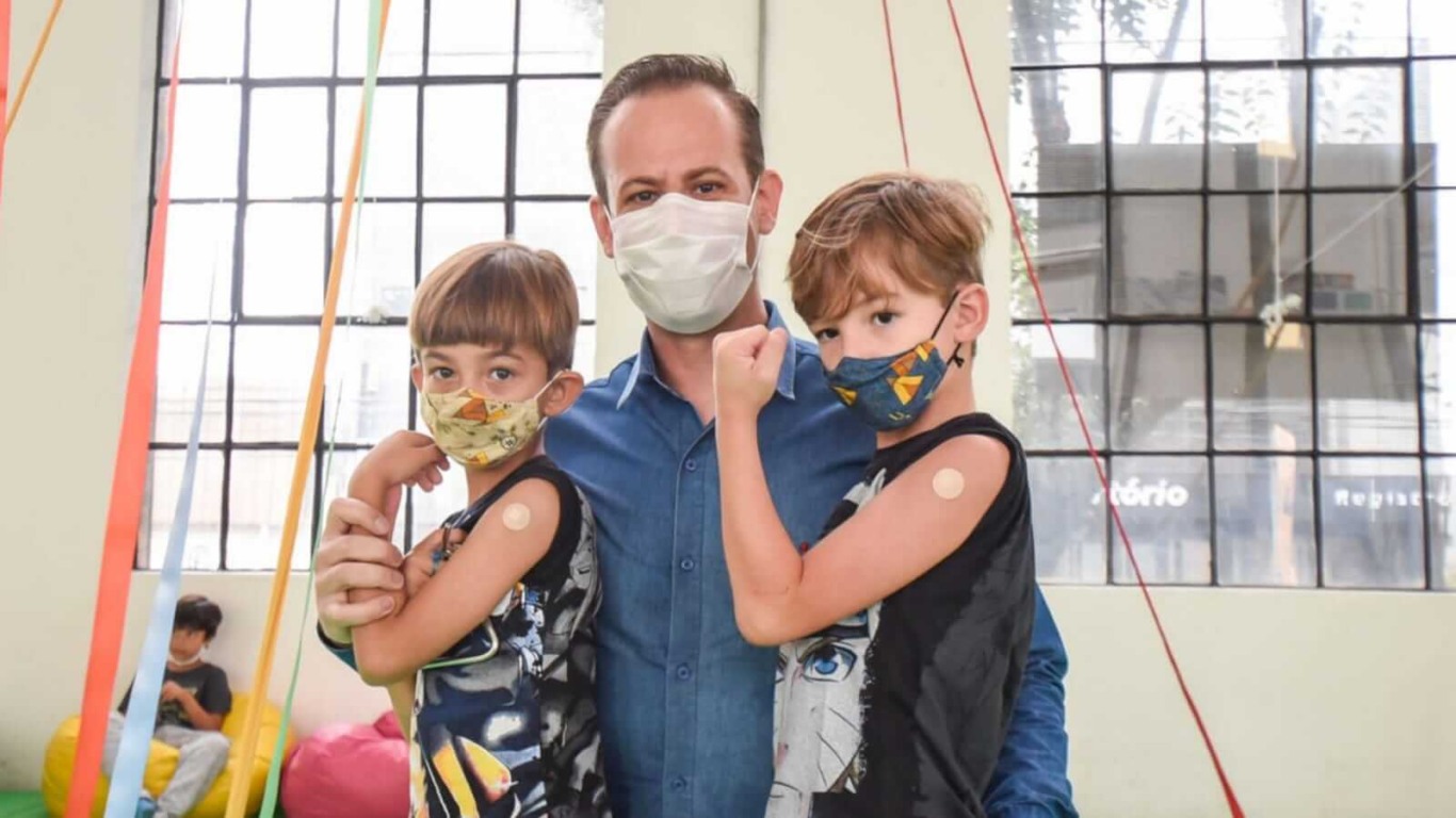 Gestor da Saúde com filhos em vacinação