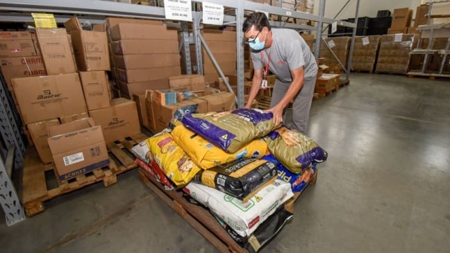 Jundiaí: Focinho Solidário recebe doação para cães e gatos da GFL Logística