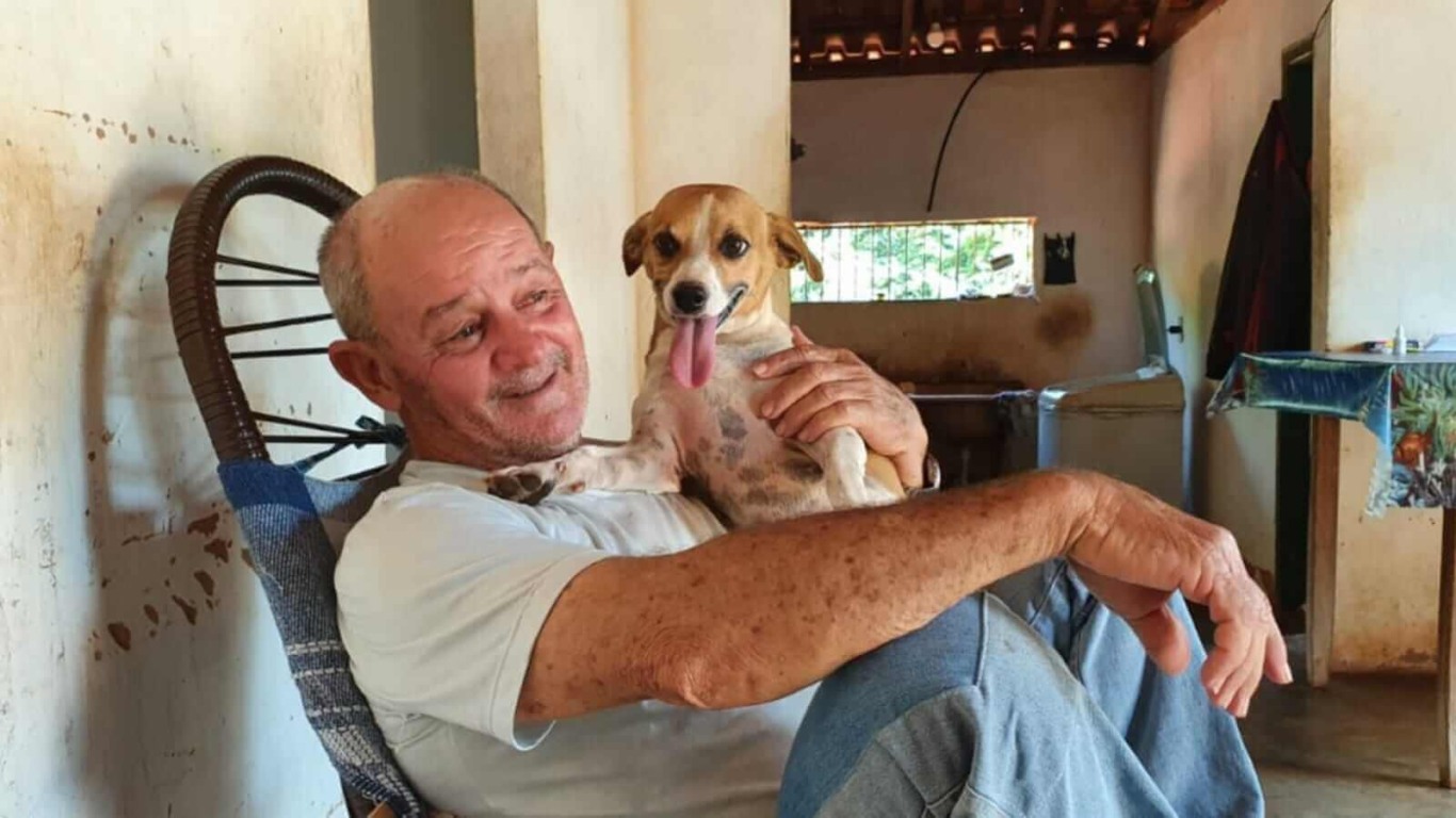 Homem segurando cachorro