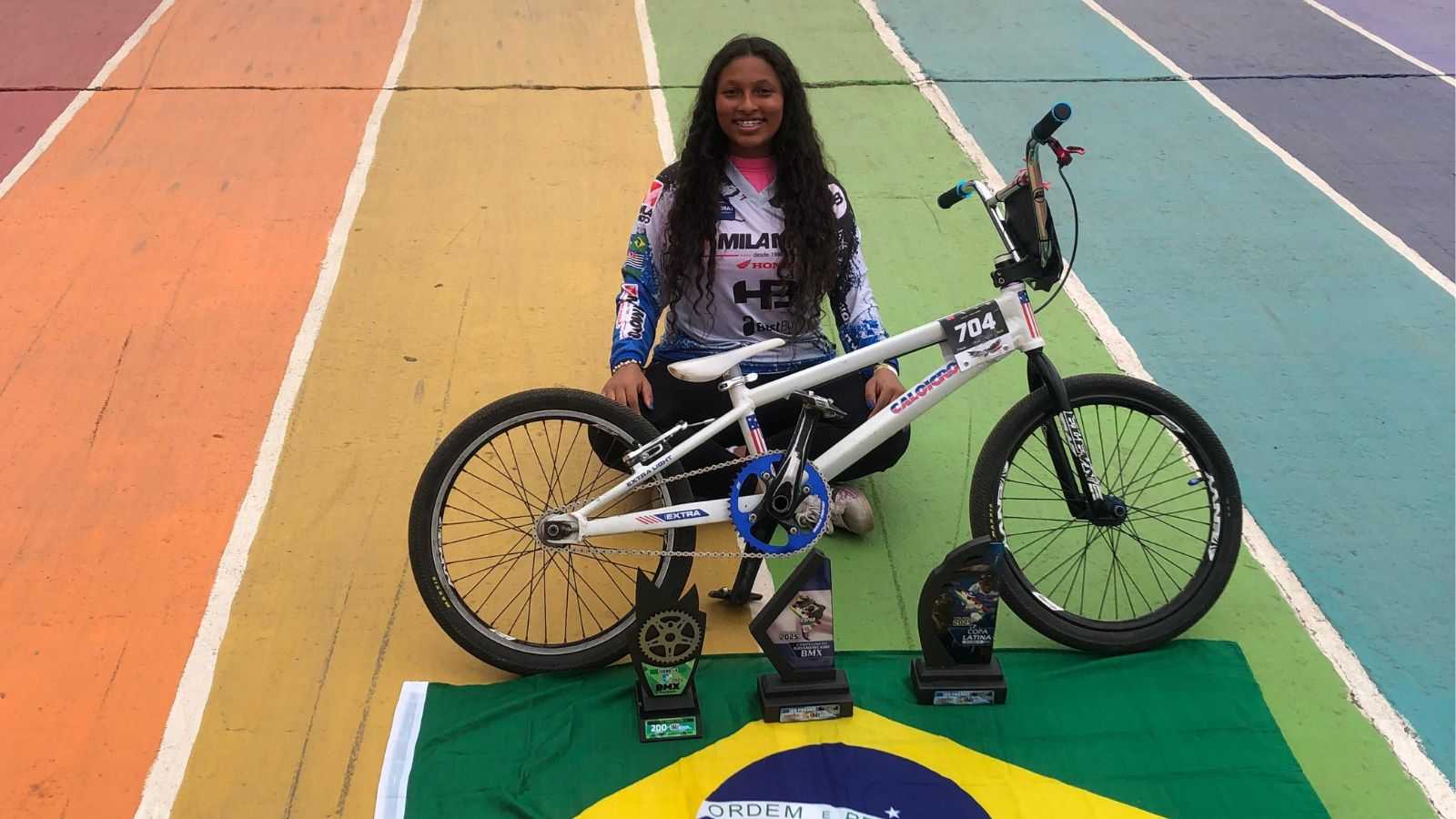 Giulya com seus prêmios.